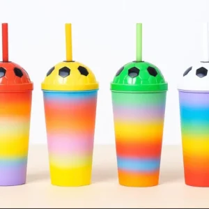 Vaso con diseño de pelota con pajita colorida para niños
